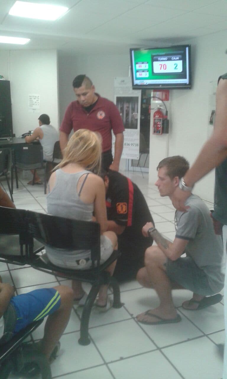 Por altas temperaturas, se desmaya extranjera al hacer fila en CFE