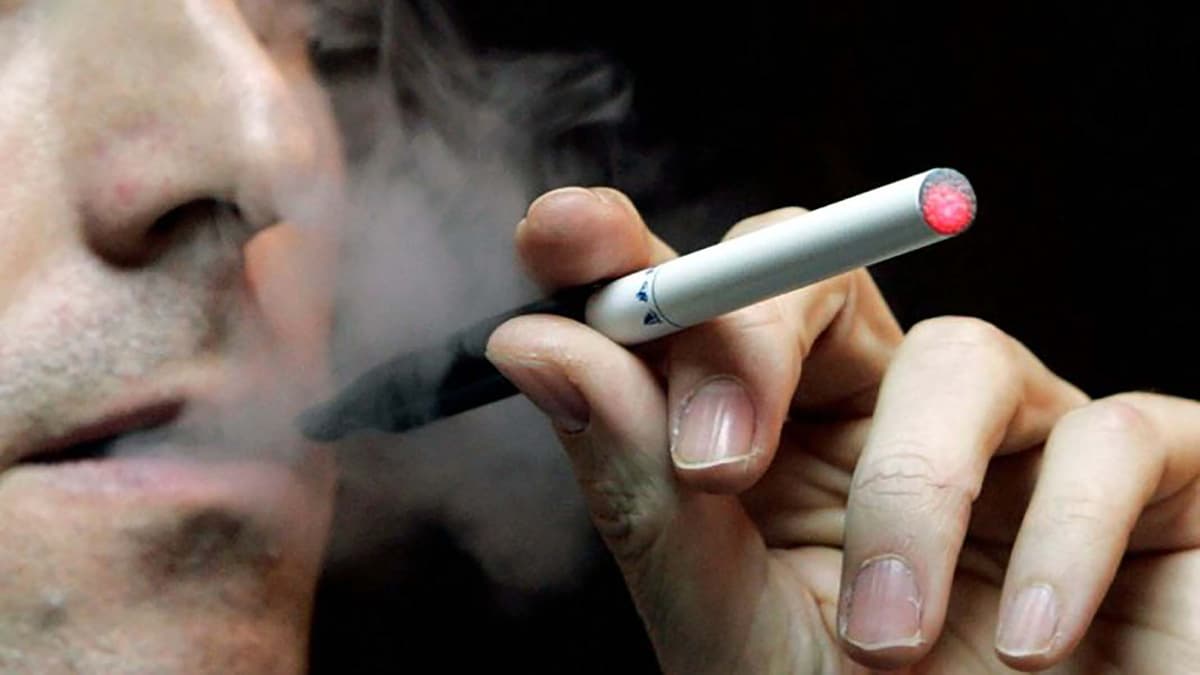 Cigarro electrónico, factor de riesgo para que jóvenes empiecen a fumar