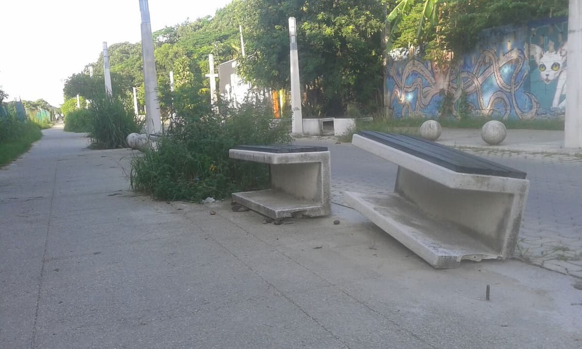 A un año de invertir 15 millones de pesos en Quinta Avenida de Playa del Carmen, la arteria luce deteriorada