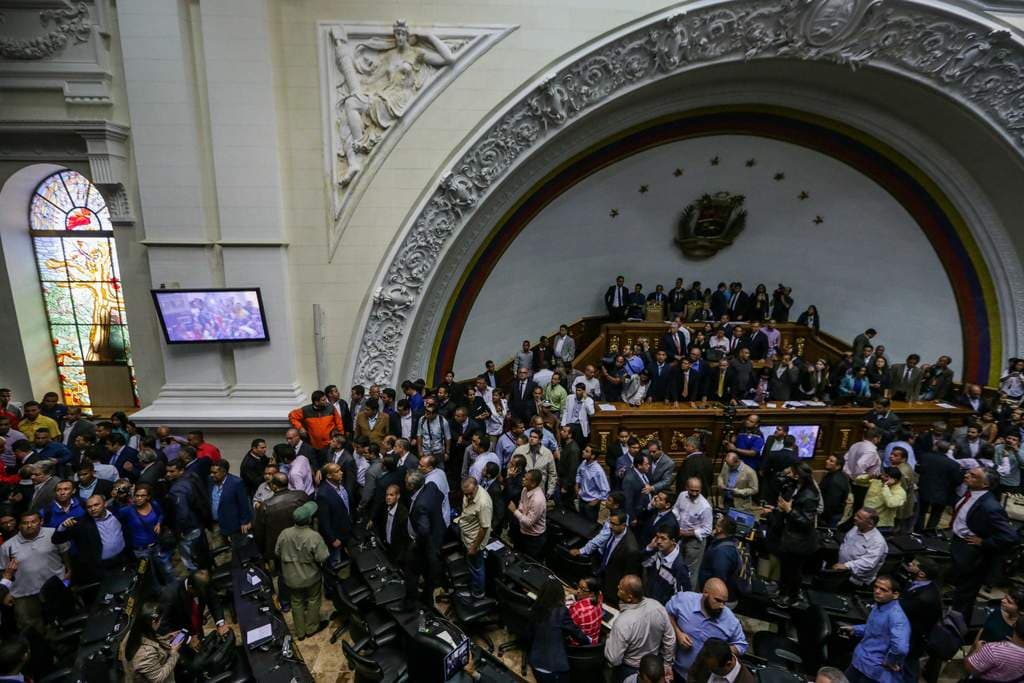 Irrumpen Chavistas en debate por posible destitución de Maduro