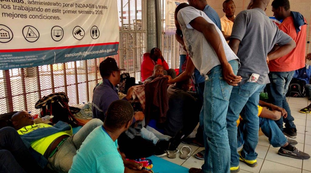 Arriban haitianos a garita de Nogales