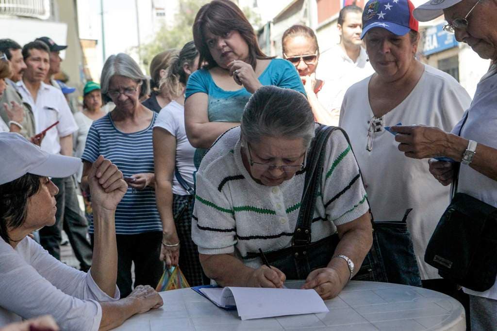 Suspenden recolecta de firmas de referendo en Venezuela