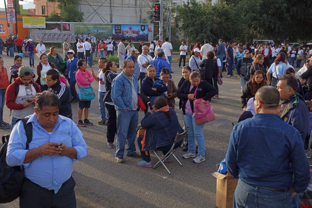Bloquean trabajadores de la salud gasolinera en Oaxaca