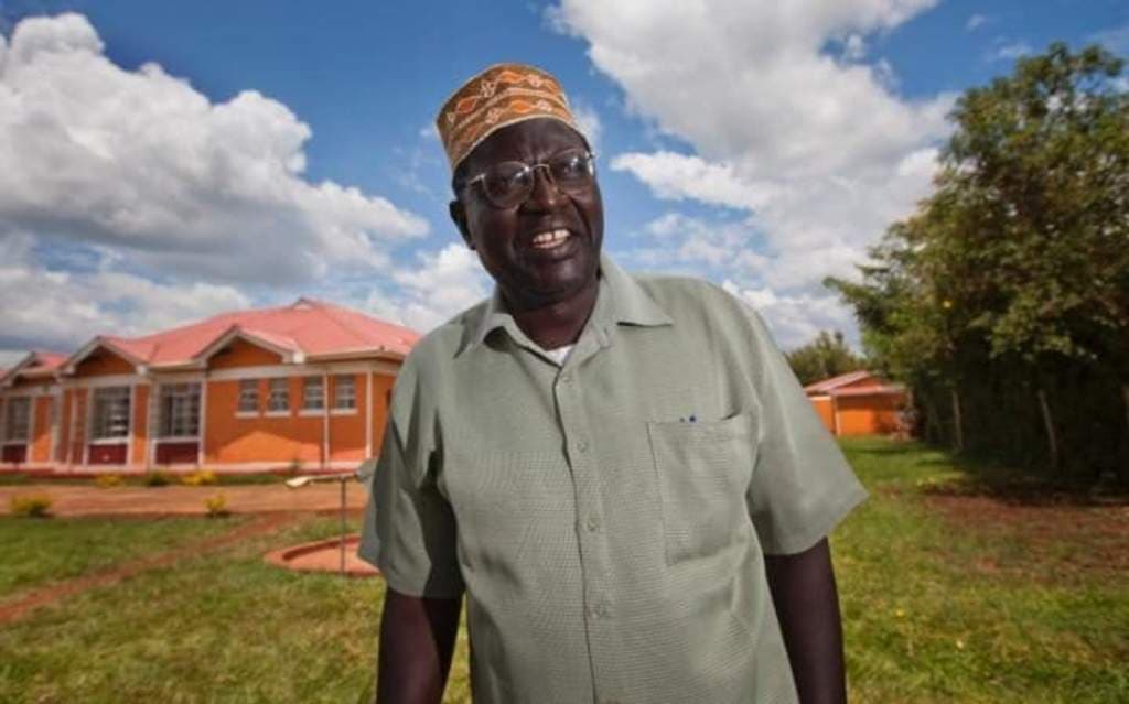 Invita Trump a medio hermano de Obama al debate