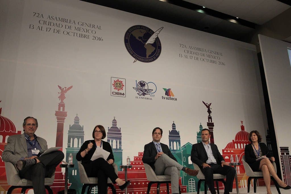 Las redes sociales han roto monopolio de la información