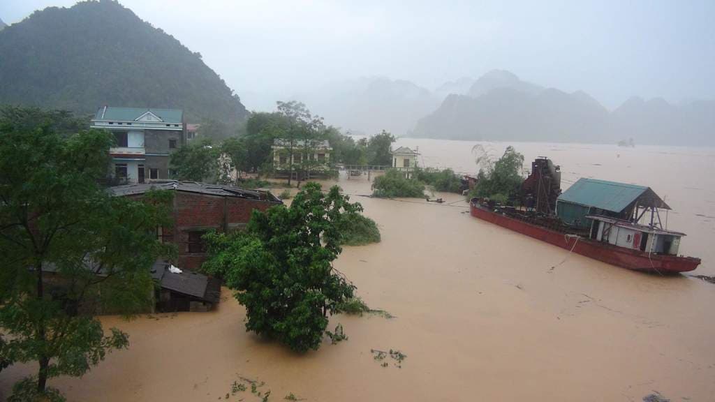 Vietnam: 24 muertos en inundaciones, se acerca tifón Sarika