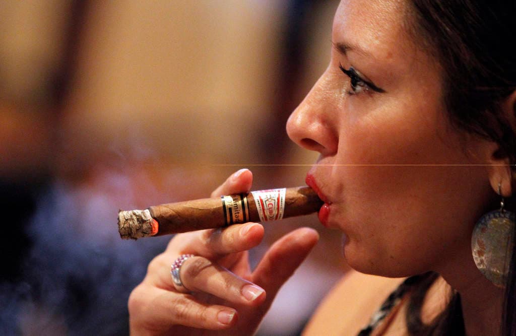 Elimina EU restricciones al cigarro y ron cubanos