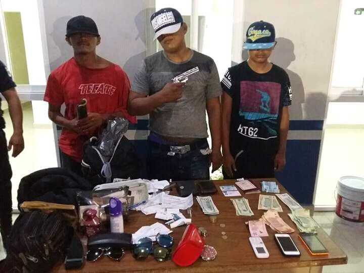 Detienen a 3 asaltantes que atracaron una van de Playa Express