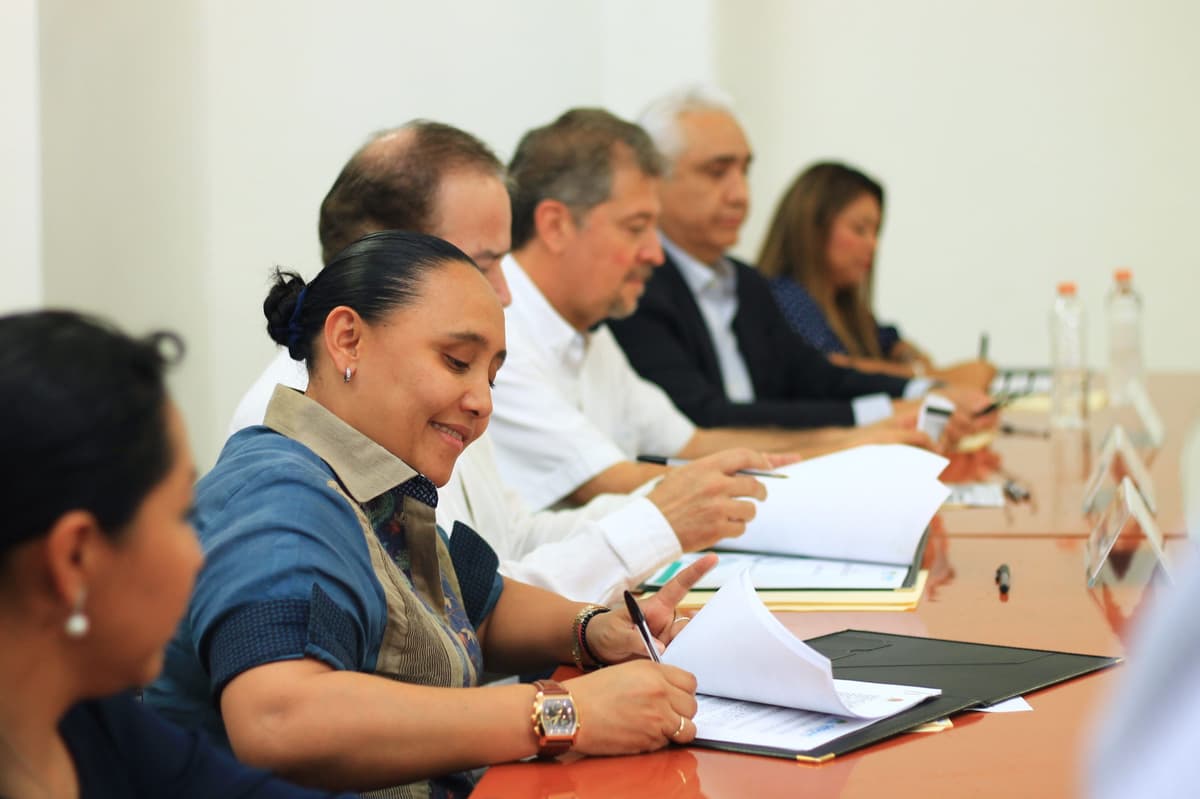 FIRMA SOLIDARIDAD CONVENIO PARA USO DE ENERGÍAS LIMPIAS EN ALUMBRADO Y EDIFICIOS PÚBLICOS