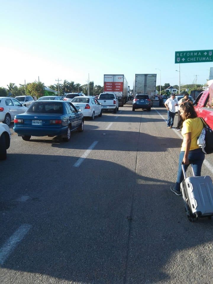 Ejidatarios bloquean carretera federal de Bacalar como medida de presión para un pago que no tramitaron