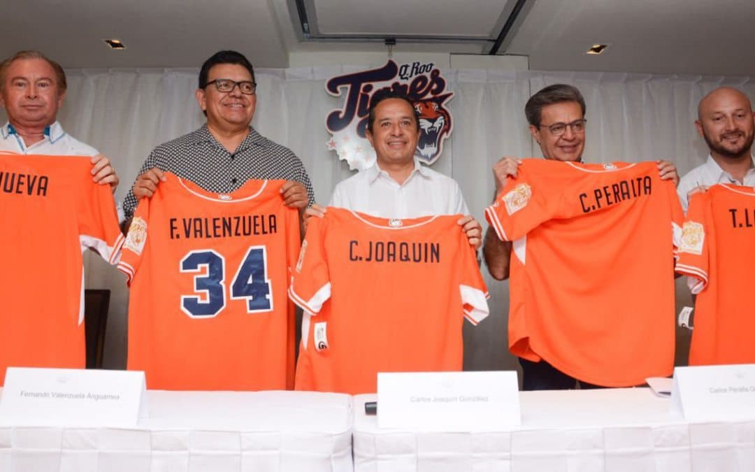 Celebra Carlos Joaquín la permanencia del Club de Beisbol Tigres de Quintana Roo