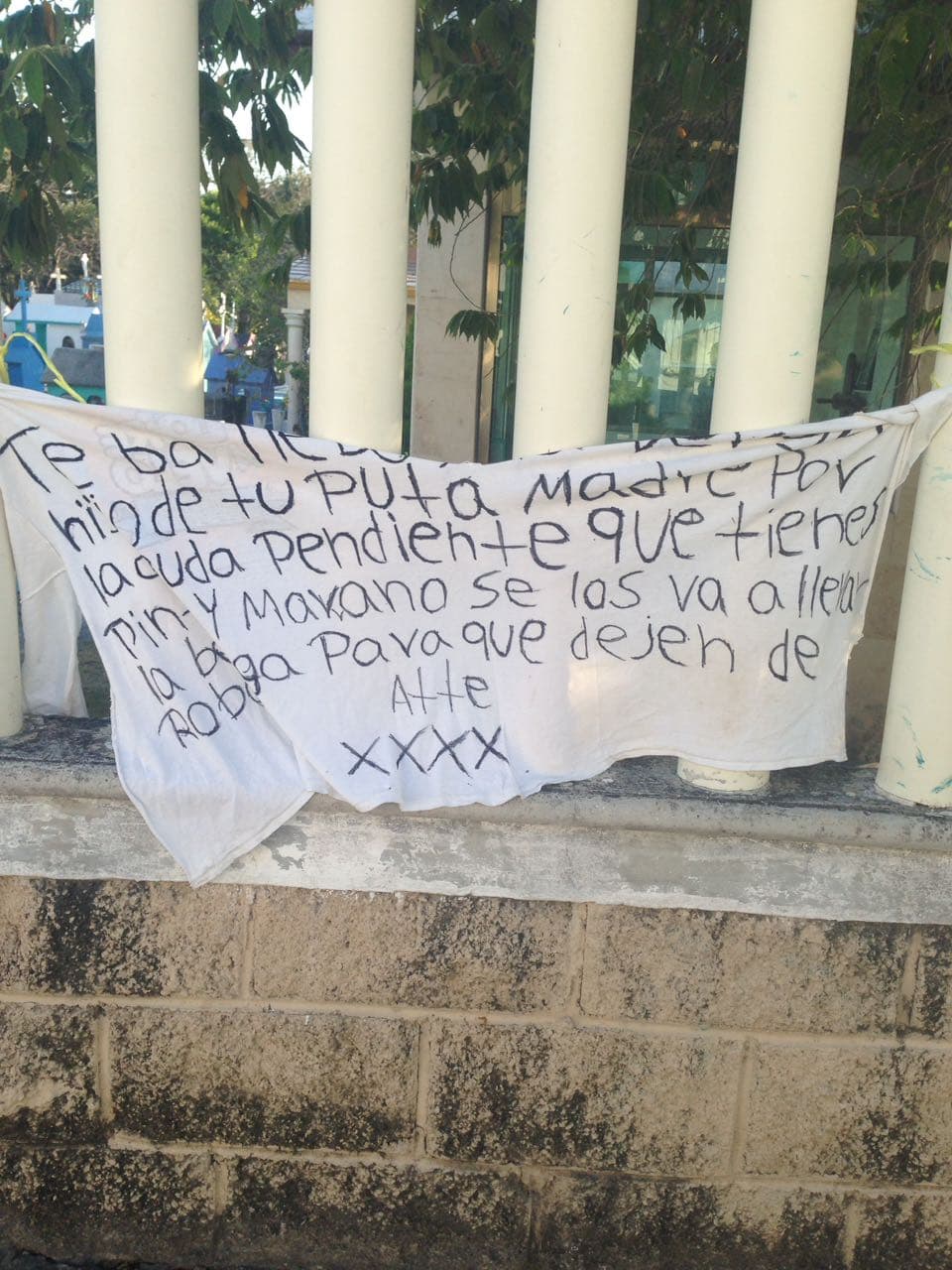 ¡Asústame Panteón! Pandilleros cuelgan "narcomanta"