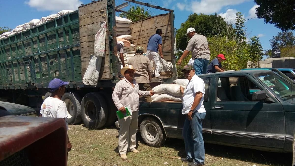 Sedaru entrega 30 toneladas de pollinaza a productores ganaderos