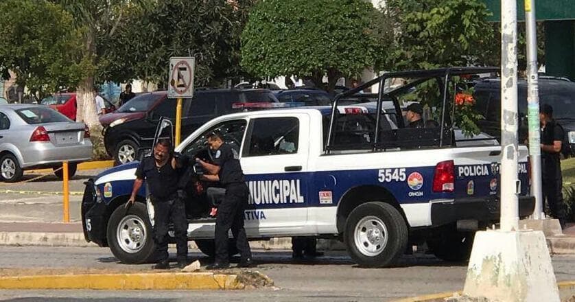 ¡ESTÁN MASACRANDO A LOS POLICÍAS DE CANCÚN! Balean a patrulla, se habla de granadazo