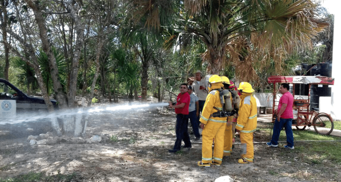 Bomberos de Benito Juárez capacitan a elementos de Lázaro Cárdenas
