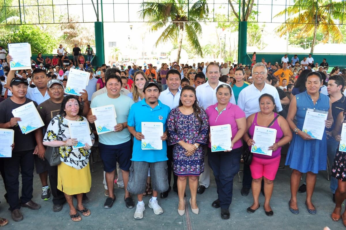Entregan certificados de lotes con servicios en Tulum