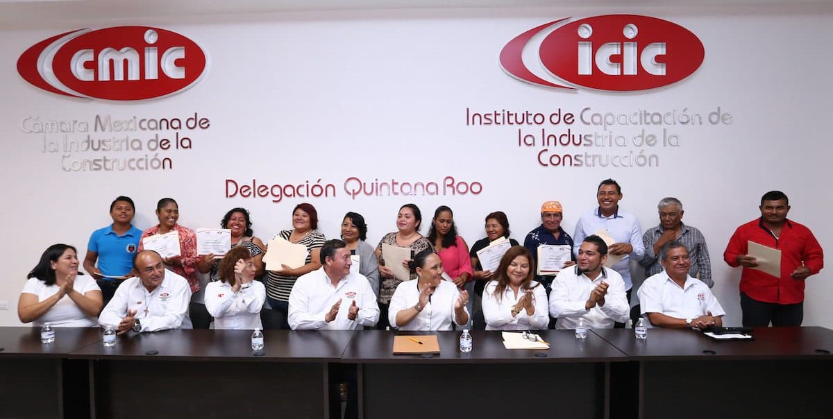 Entrega Gobierno de Solidaridad certificados de oficios no tradicionales para mujeres