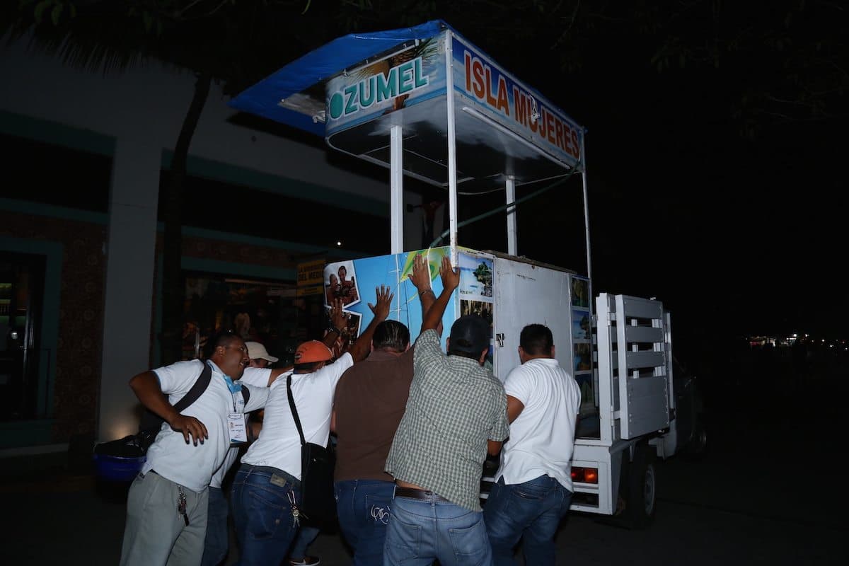 Inicia retiro de puestos irregulares en la Quinta Avenida