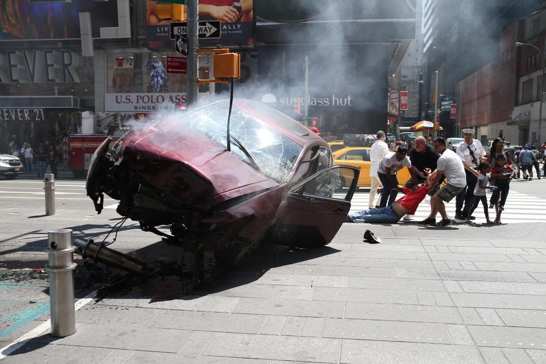Vehículo arrasa en Times Square, deja un muerto y 22 heridos; descartan terrorismo
