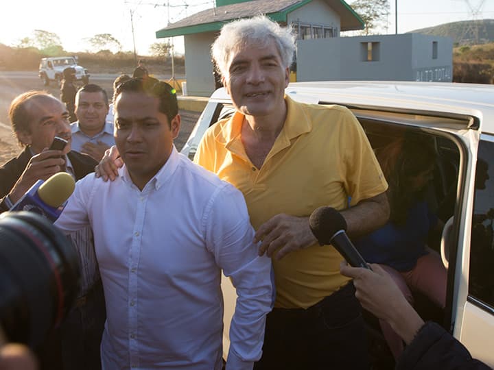 ¡ Mireles es libre ! El ex líder de grupos de autodefensa es liberado de prisión