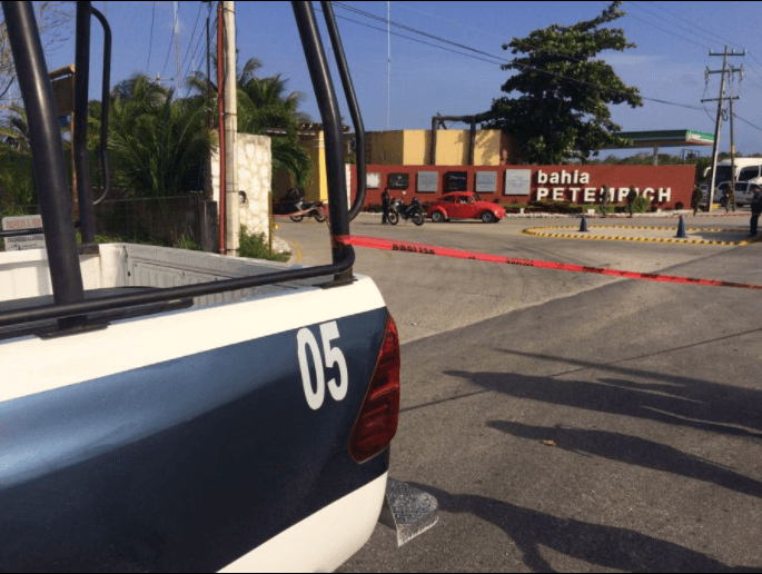 Rafaguean acceso a Bahía Petempich, complejo turístico-residencial entre Cancún y Puerto Morelos