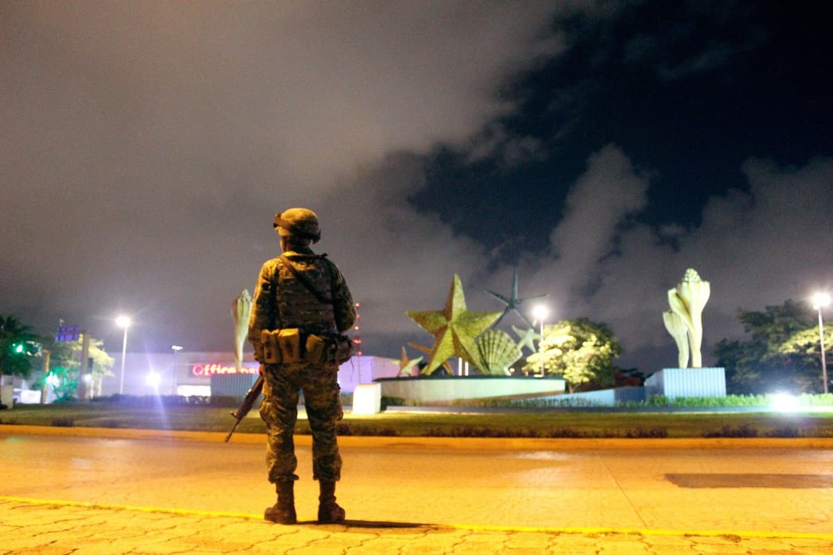 Fuerte balacera  y persecución automovilística en Cancún