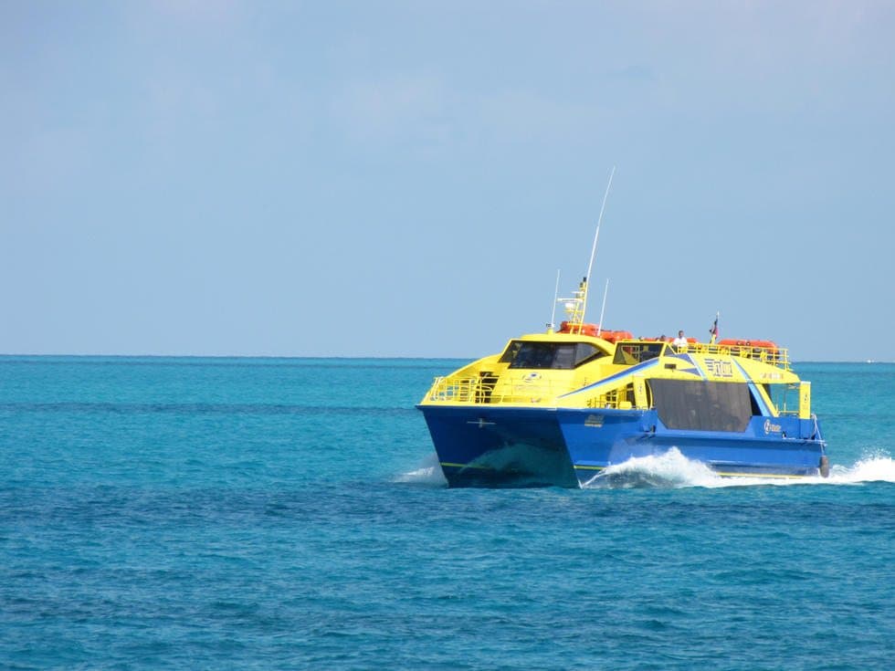 Joven suicida se avienta de ferry al mar abierto en el cruce de Playa del Carmen-Cozumel