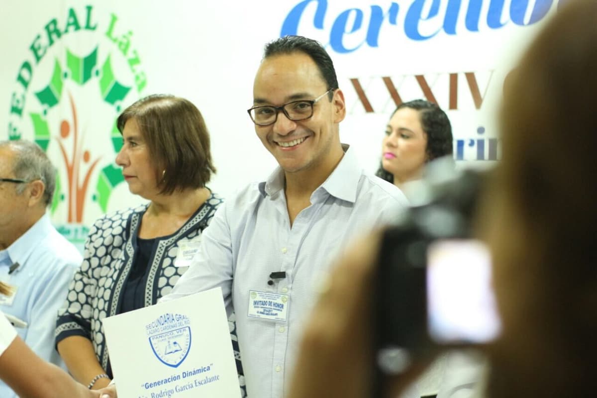 Diputado compara aborto con ¡peleas de gallos!