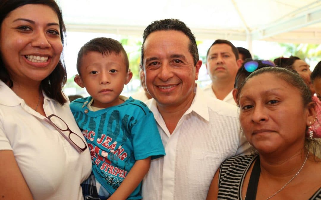 Auxiliares auditivos y lentes de armazón mejorarán calidad de vida; Carlos Joaquín