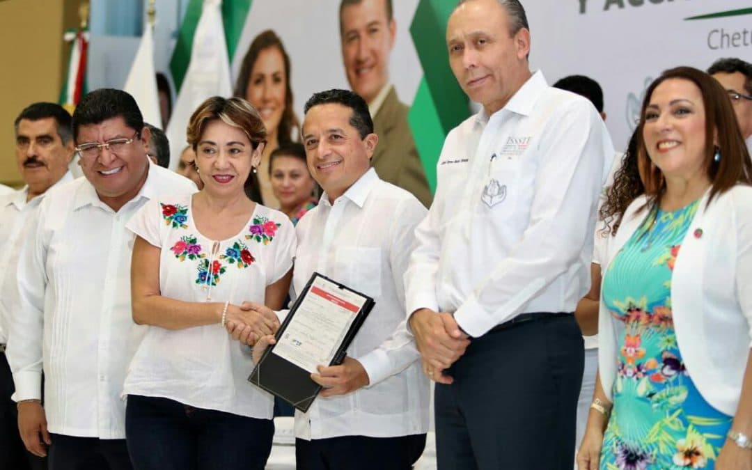 Carlos Joaquín encabeza ceremonia de entrega de créditos hipotecarios del FOVISSSTE