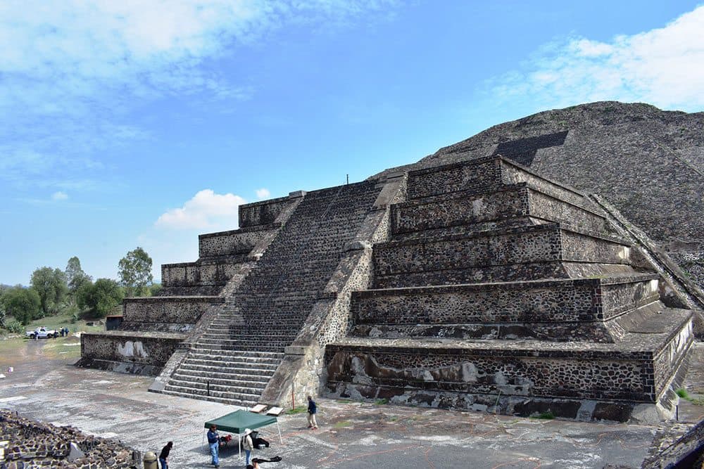 Localizan posible túnel bajo la pirámide de la Luna en Teotihuacan