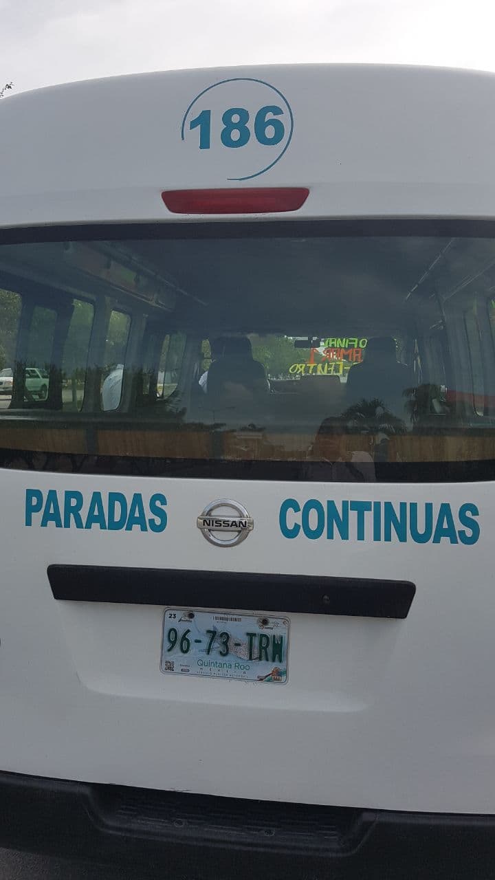 Colectivo del Sindicato de Taxistas golpea a motociclista y se niega a pagar daños