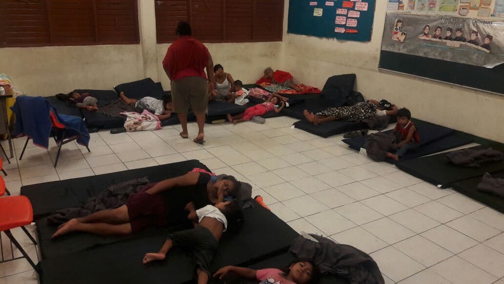 Habitantes de Punta Allen pasan la noche en refugio