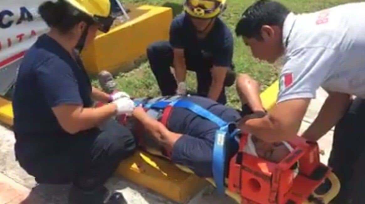 Negligencia pone en riesgo vida de trabajador que daba mantenimiento a espectacular