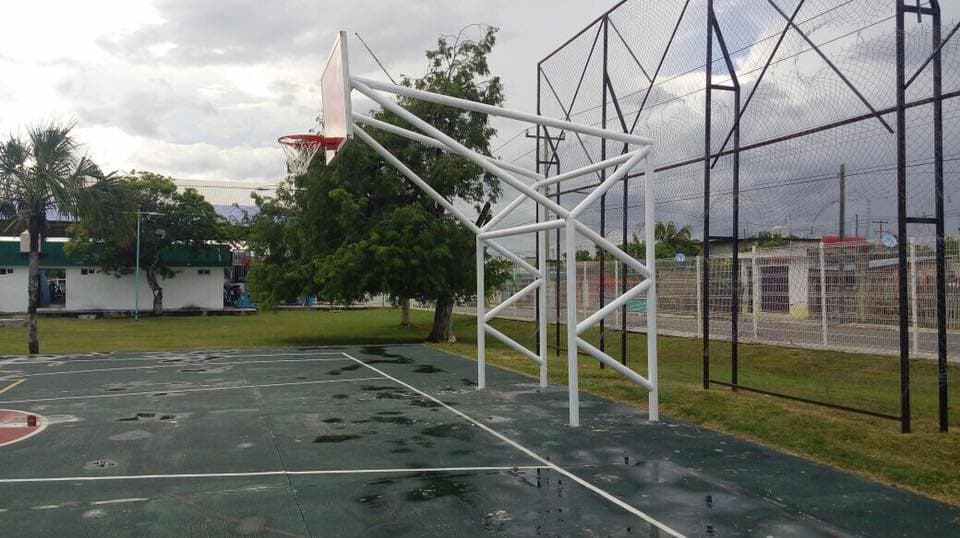 Acondicionan con tableros canchas para la práctica del basquetbol