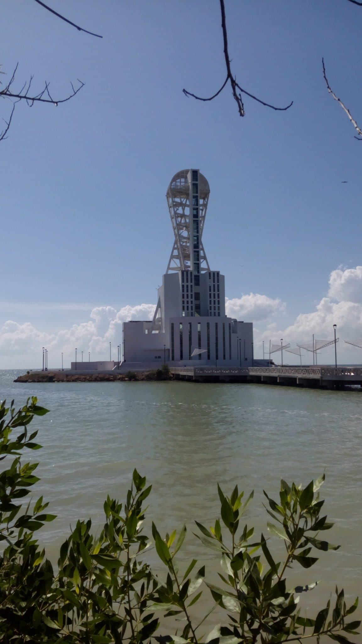 Mega escultura, emblema convertido en negligente elefante blanco