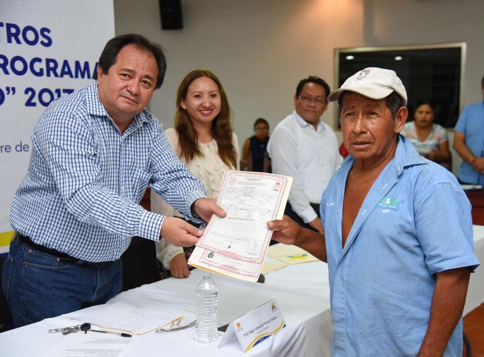 Entregan actas de nacimiento extemporáneas a personas mayores de 16 años