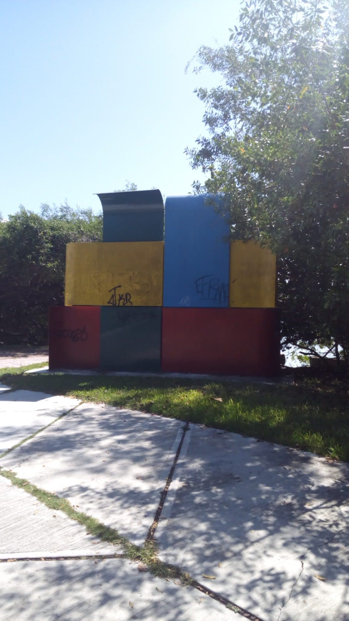 Vandalismo ensucia obras escultóricas ubicadas sobre el Boulevard Bahía