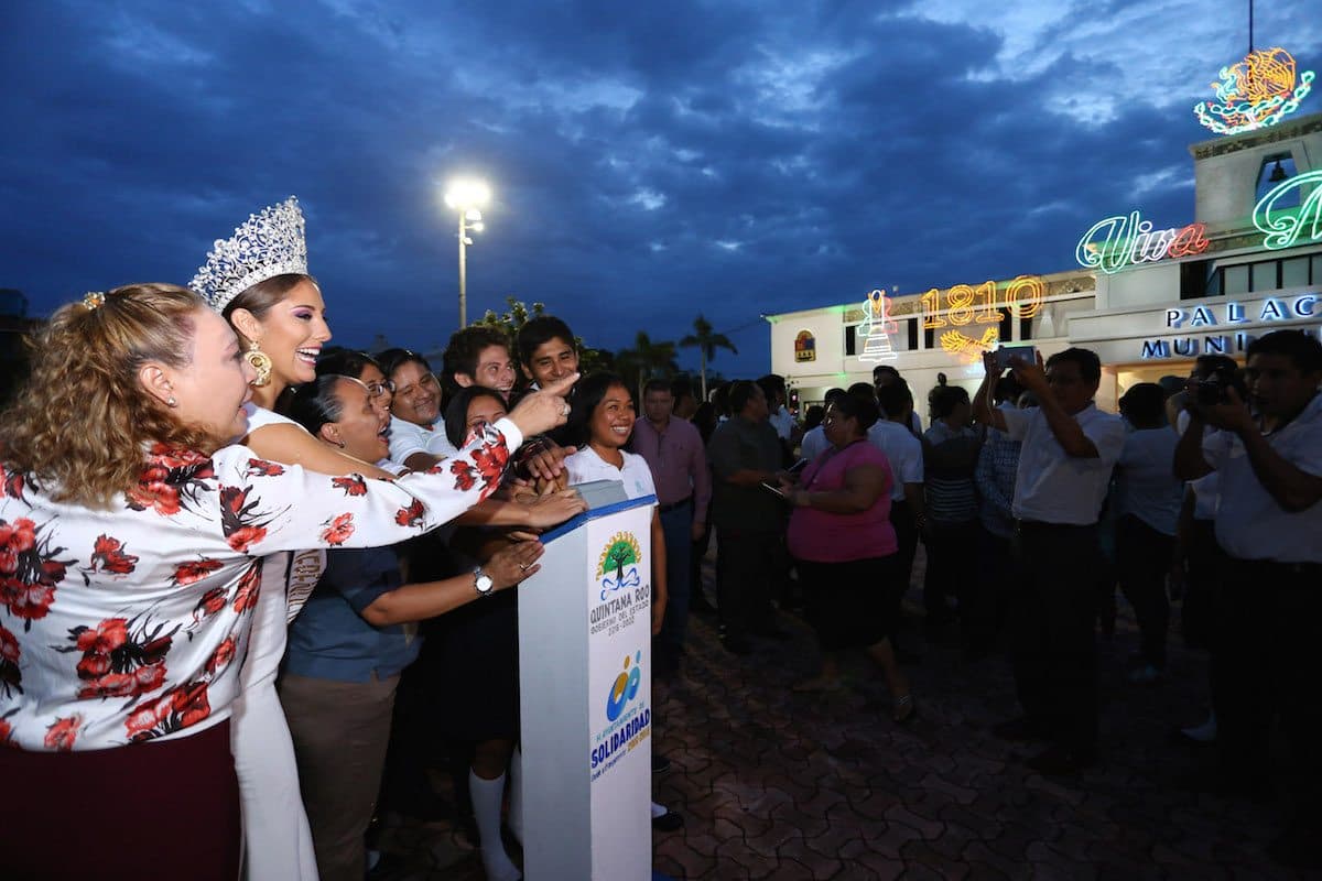 Iluminan Palacio Municipal de Solidaridad en colores patrios