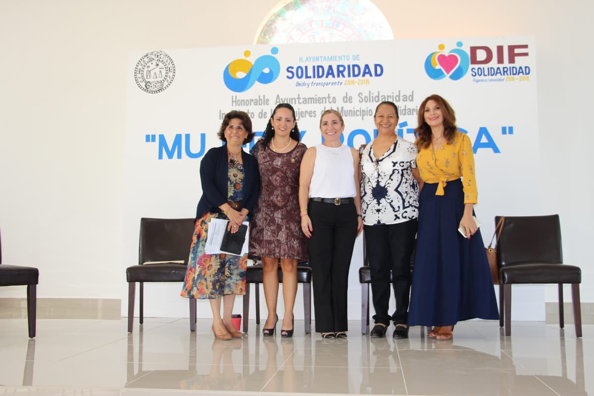 Reconocen a figuras femeninas de gran trayectoria en el panel "Mujer y Política"