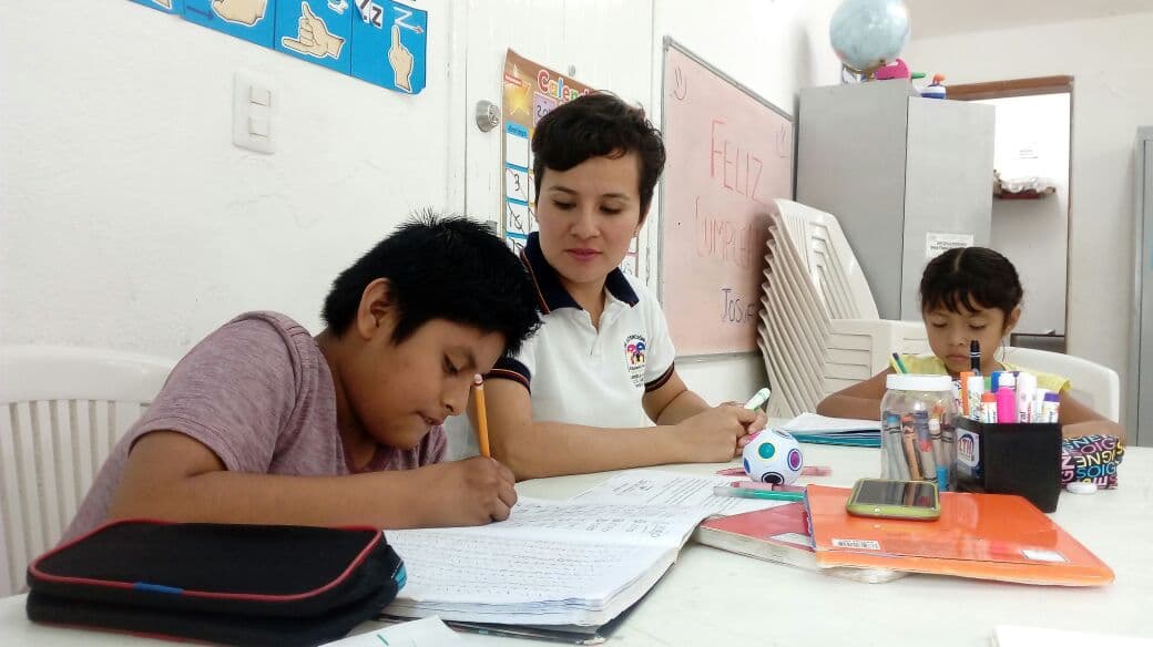 Su debilidad auditiva la encausó a enseñar lenguaje de señas