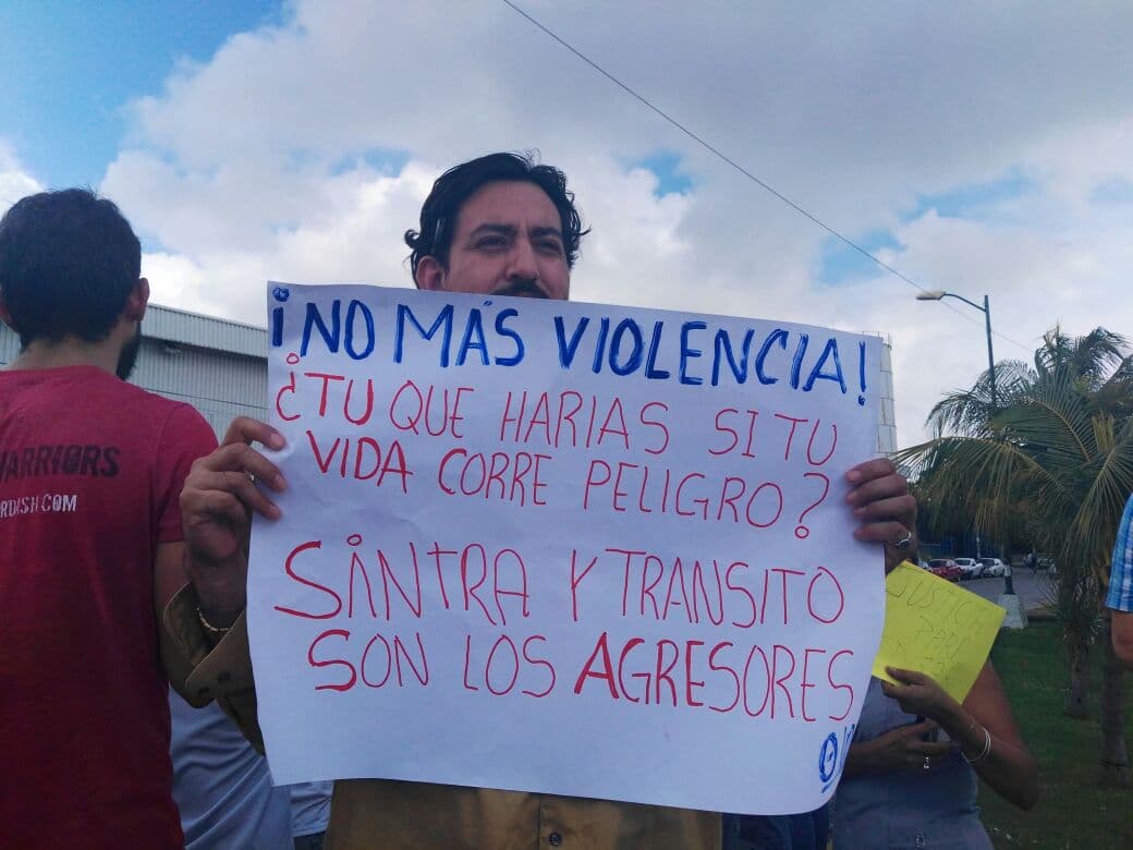 Se manifiestan choferes de Uber y ciudadanos en la Fiscalía