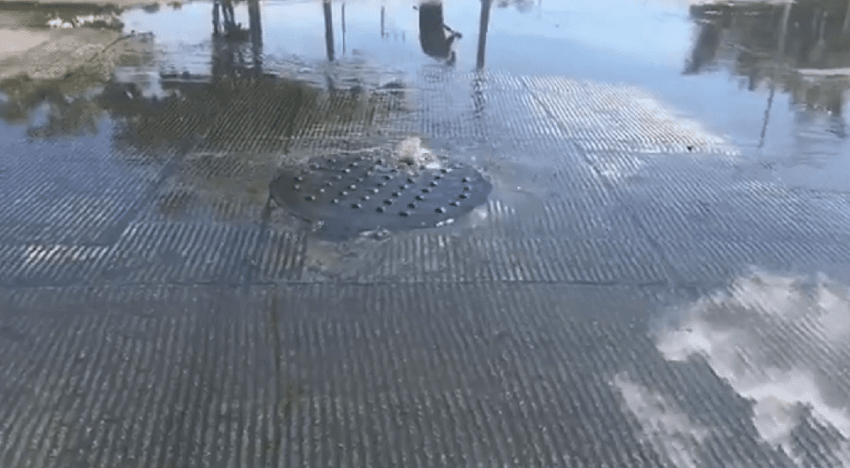 Rebosan aguas negras de drenaje sanitario en Proterritorio y Caribe; contaminación directa a la bahía