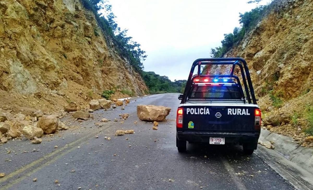 Intensas lluvias provocan desprendimiento de piedras de cerro