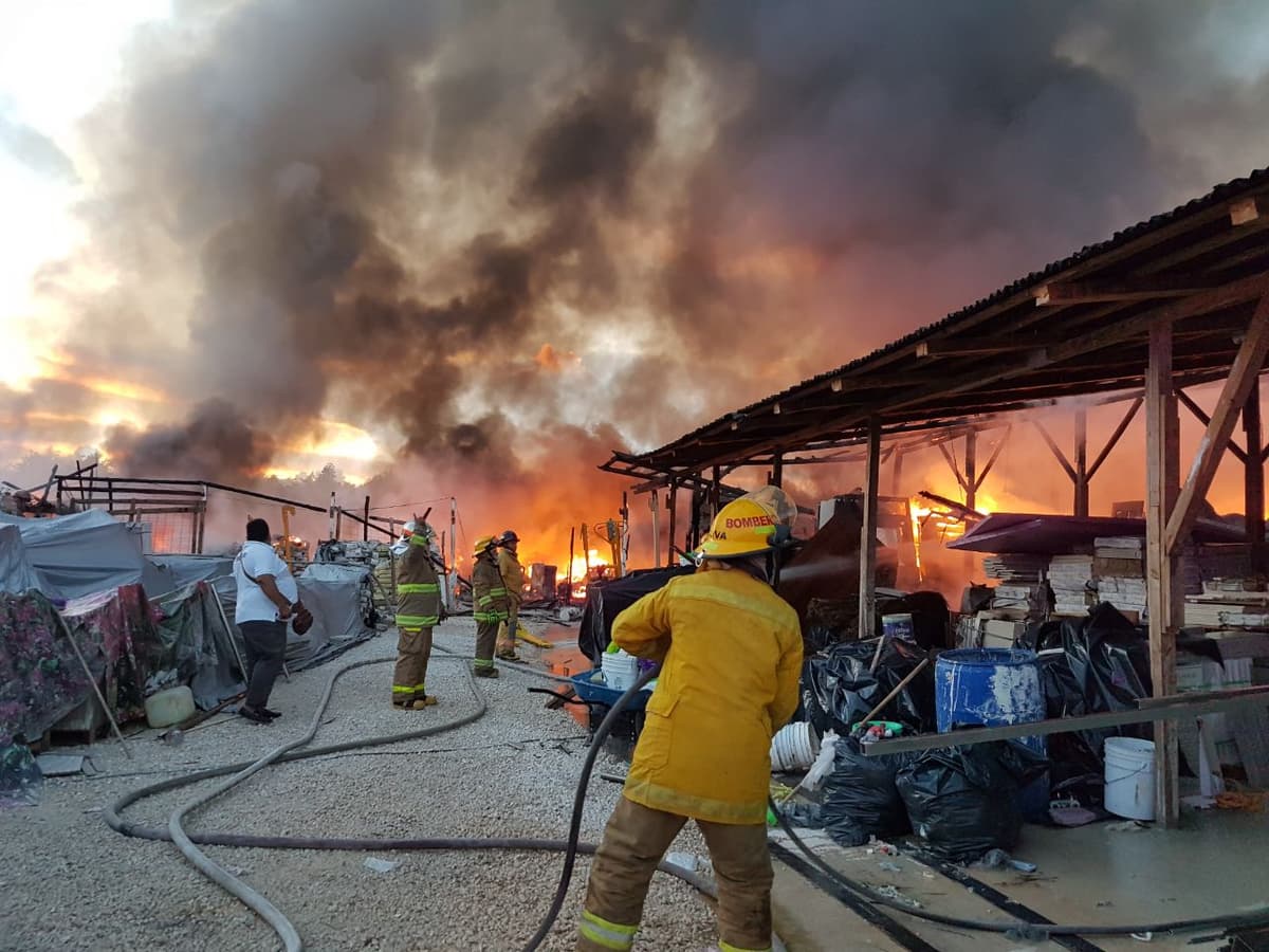 Se incendia bodega entre Puerto Morelos y Playa del Carmen