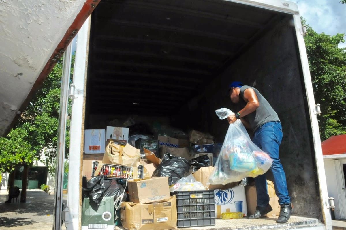 Salen 10 toneladas del Centro de Acopio del DIF para damnificados