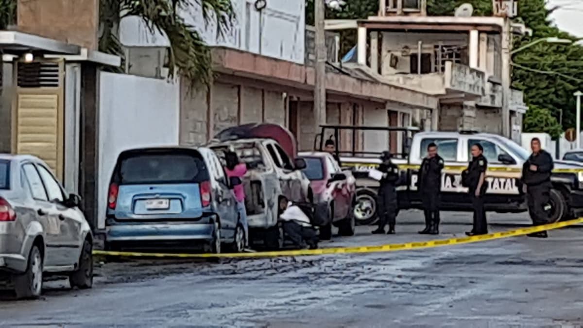 Fuego devora camioneta en la colonia Proterritorio