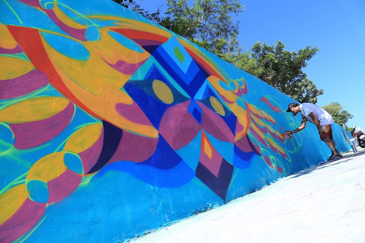Pintan muralistas urbanos un kilómetro de barda en Playa del Carmen