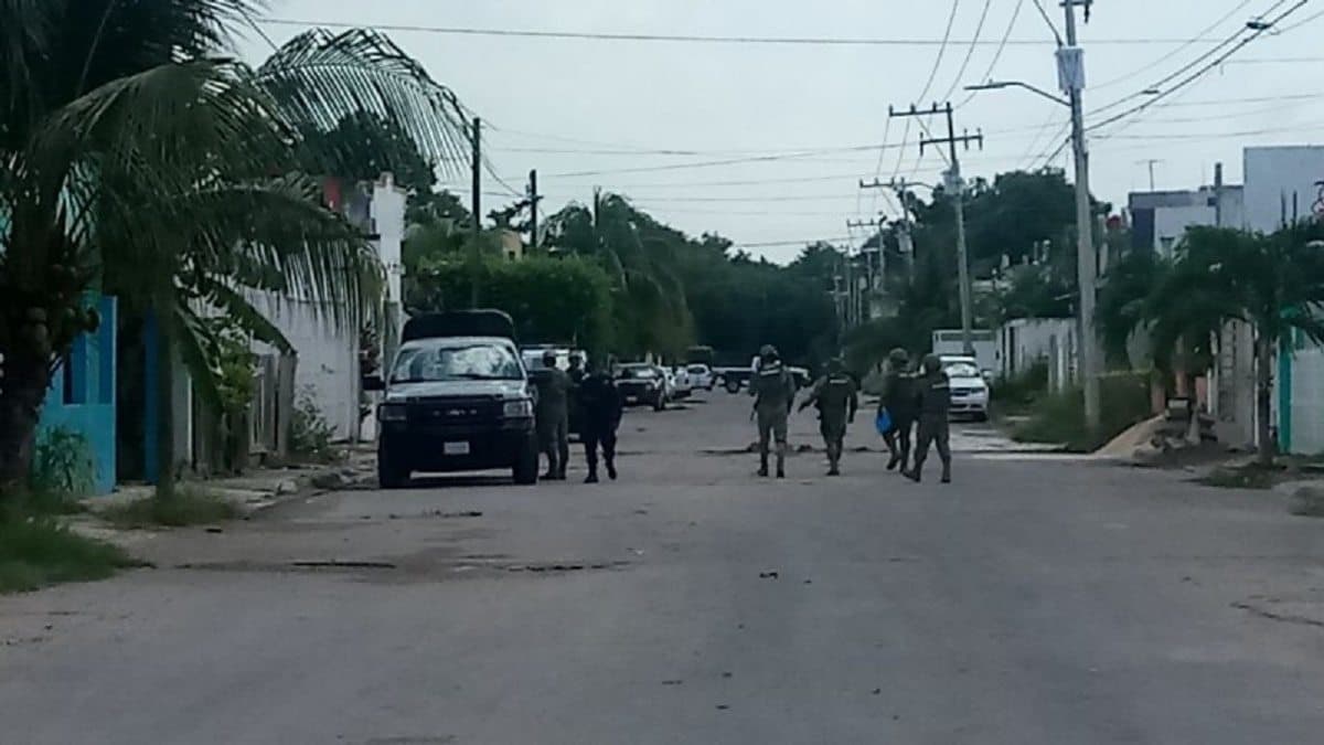 Vigilan vivienda donde presuntamente se hallaron armas y droga