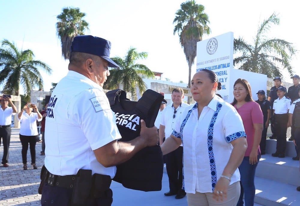 Entrega Cristina 300 chalecos antibalas a elementos de seguridad
